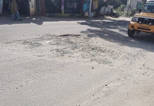  துடியலுார் ரோட்டில் வழியெங்கும் பள்ளம் தரமான சாலைக்கு ஏங்குது மக்கள் உள்ளம்