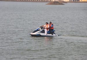  படகு குழாம் மிதவை பைக்கில் 'ரைடு' போன அமைச்சர் நேரு