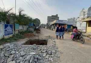  தடுப்பு இல்லாமல் ஆர்ச் கட்டுமான பணி செரப்பனஞ்சேரி ஊராட்சியில் அலட்சியம்