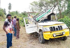 கன்டெய்னரால் கவிழ்ந்த சரக்கு வேன்; மாமியார், மருமகள் பலி; ஐவர் காயம்
