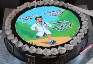  தினமும் 21 கி.மீ. இடைவிடாது ஓடி 'சதம்' டாக்டருக்கு கேக் வெட்டி கொண்டாட்டம்