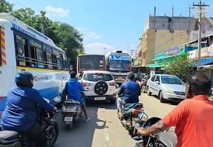  பொங்கல் பொருள் வாங்க குவிந்த மக்களால் போக்குவரத்து பாதிப்பு