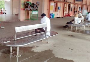  ரயில் நிலைய கூரைக்குள் மழை இருக்கையின்றி பயணிகள் அவதி