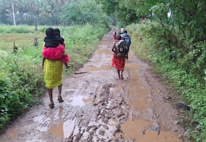  சகதி ரோடுகளால் தத்தளிக்கும் குடியிருப்பு வாசிகள்