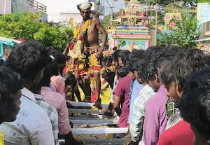  அரிவாள் மீது ஏறி நேர்த்திக்கடன்