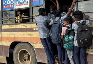  ஸ்ரீபெரும்புதுார் தடத்தில் பஸ் நிற்காததால் ஆபத்தாக பயணிக்கும் மாணவ -- மாணவியர்