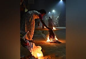  பழைய பொருட்களை எரித்து போகி கொண்டாட்டம் 