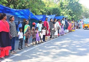  பணி நிரந்தரம் செய்ய வலியுறுத்தி கவுர விரிவுரையாளர்கள் மனித சங்கிலி