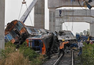  தாய்லாந்தில் கிரேன் சரிந்து ரயில் மீது விழுந்ததில் 22 பேர் பலி