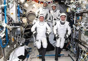 மருத்துவ அவசரம்; விண்வெளி வீரர்கள் பூமிக்கு திரும்பினர்