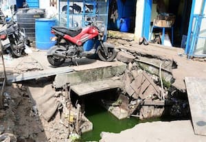  திறந்து கிடக்கிறது சாக்கடை கால்வாய் இனியாவது மூடி போடுமா மாநகராட்சி