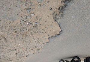  வள்ளல் சீதக்காதி சாலையில் குடிநீருக்காக தோண்டிய பள்ளம் சீரமைக்கப்படாத அவலம்