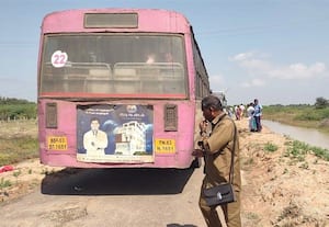  தேவகோட்டை -- ஏம்பல் வரை குறுகிய ரோட்டால் விபத்து அதிகரிப்பு