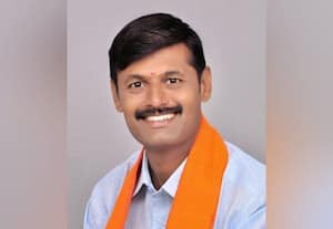 சுகாதாரமின்றி செயல்படும் டீக்கடைகள், ஓட்டல்கள் மீது   நடவடிக்கை எடுங்க திறந்தவெளியில் பலகாரங்களை விற்பதால் சுகாதாரக்கேடு