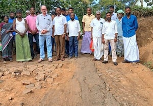  சாலையை சீரமைக்காத நகராட்சி நிர்வாகம் வாகனங்கள் வந்து செல்ல முடியாத அவலம் வாகனங்கள் வந்து செல்ல முடியாத அவலம்