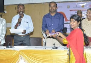  ரத்த பரிசோதகருக்கு கலெக்டர் பாராட்டு