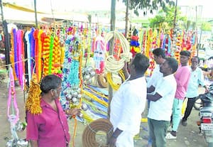 மாட்டுப்பொங்கலுக்கு பயன்படுத்தும் அலங்கார பொருட்கள் விற்பனை 'ஜோர்'