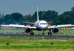 பணி நேரம் முடிந்ததால் விமானத்தை இயக்க மறுத்த விமானி: பயணிகள் கோபம்