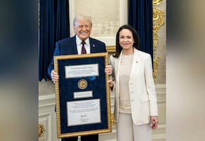  தனக்கு வழங்கப்பட்ட நோபல் பரிசை அதிபர் டிரம்பிடம் வழங்கினார் மச்சோடா