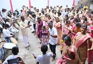  பொங்கல் விழா உற்சாகம் ஆட்டம், பாட்டத்துடன்