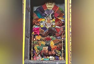  108 சேலை அலங்காரத்தில் எழுந்தருளிய அம்மன்