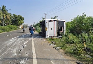  வேன் கவிழ்ந்த விபத்தில் 2 பேர் பலி; 13 பேர் காயம்