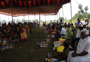  தீப்பாய்ந்த அம்மன் கோவிலில் பொங்கல் வைத்து வழிபாடு