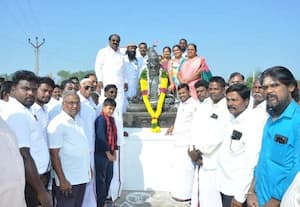  திருவள்ளுவர் சிலைக்கு மரியாதை