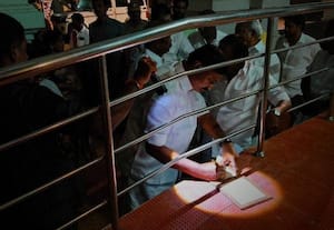  கண்ணதாசன் மணிமண்டபத்தில் ஆய்வு இருள் சூழ்ந்ததால் அமைச்சருக்கு டார்ச் லைட்