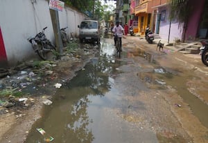  கழிவுநீர் கால்வாயில் அடைப்பு வெள்ளகுளம் தெருவில் சுகாதார சீர்கேடு