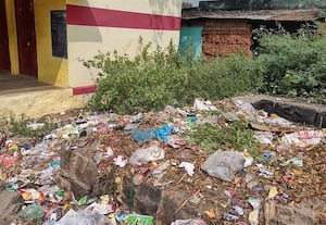   குப்பை தொட்டியாக  மாறிய குடிநீர் கிணறு 