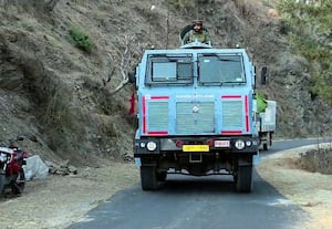 காஷ்மீர்: பயங்கரவாதிகள் தேடுதல் வேட்டையில் ராணுவ வீரர்கள்  8 பேர் காயம்