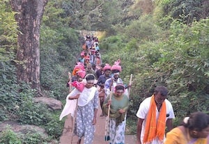  சதுரகிரியில் குவிந்த பக்தர்கள்