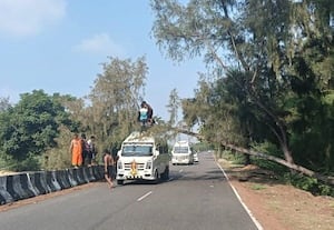  தனுஷ்கோடியில் பக்தர்கள் வேன் மீது விழுந்த மரம் போக்குவரத்து பாதிப்பு