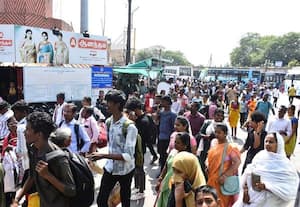  கடலுார் பஸ் ஸ்டாண்டில் குவிந்த பயணிகள்