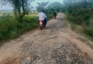  குண்டும் குழியுமான சாலை பஸ் வசதியின்றி மக்கள் தவிப்பு