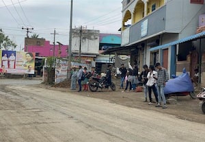  வெங்காடில் அரசு பஸ் சேவை இல்லாததால் தனியார் பஸ்சை நம்பியிருக்கும் மக்கள்