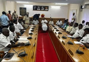   நீர்த்தேக்கத்தை எதிர்க்கும் மீனவர்களுடன்..﻿ சமரச முயற்சி! :அமைச்சர், கலெக்டர் நீண்ட நேரம் பேச்சு