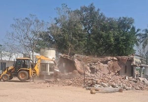  சேதமடைந்த வகுப்பறைகள் இடித்து அகற்றம்