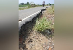  சாலையோரம் 'மெகா' பள்ளங்கள் வாகன ஓட்டிகள் தடுமாற்ற பயணம்