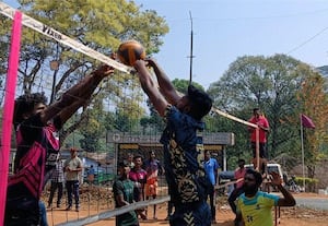  போலீஸ்   பொதுமக்கள் நல்லுறவு போட்டி பழங்குடியினர் அணிக்கு சிறப்பு பரிசு