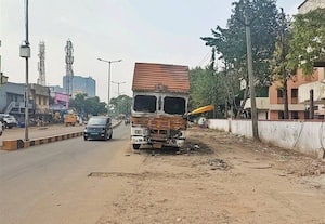  ஒரு மாதத்திற்கு மேலாக நிற்கும் லாரியால் மீண்டும் விபத்து அபாயம்