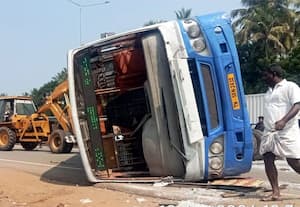 நடுரோட்டில் டயர் வெடித்து கவிழ்ந்த அரசு பஸ்: பயணிகள் 15 பேர் காயம்