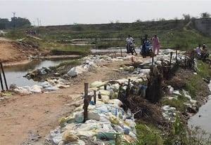  தரைப்பாலம் சீரமைப்பில் அலட்சியம்: ஆண்டார்மடத்தில் வாகன ஓட்டிகள் பரிதவிப்பு