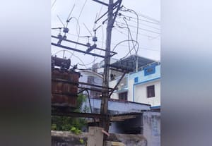  டிரான்ஸ்பார்மரை தாங்கும் மின் கம்பங்கள் சேதம்