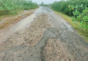  குண்டும் குழியுமான ரோடு பொதுமக்கள் அவதி