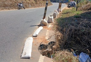  சேதமடைந்து வரும் சாலையோர பகுதிகளை சீரமைத்தால் விபத்தில்லை