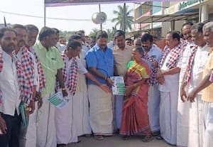  அ.தி.மு.க., அரசின் சாதனை துண்டு பிரசுரம் வழங்கல்