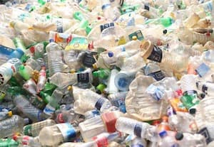 நெடுஞ்சாலை ஒரம் குவியும் பிளாஸ்டிக் பொருட்களால்... ﻿ பாதிப்பு ; மண் வளம் பாதிப்போடு நிலத்தடி நீருக்கும் பெரும் ஆபத்து