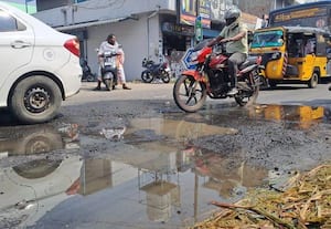  தண்ணீரால் சாலை சேதம்: வாகன ஓட்டிகள் தடுமாற்றம்